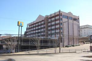 un gran edificio frente a una calle en Studio 6 Vicksburg, MS- Downtown, en Vicksburg