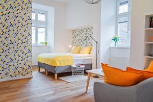 niewielka sypialnia z łóżkiem i krzesłem w obiekcie Best INN Poznań Apartament Orzeszkowej w Poznaniu
