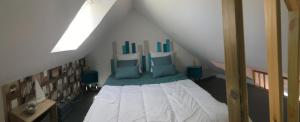 ein Schlafzimmer mit einem großen Bett im Dachgeschoss in der Unterkunft APPARTEMENT VUE PORT CROUESTY in Arzon