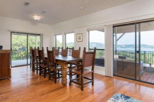 una sala da pranzo con tavolo e sedie in legno di Mountain Trail Retreat ad Austin