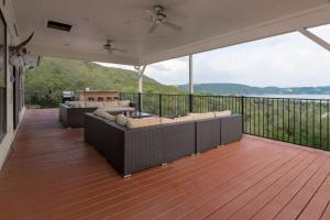 una terrazza con divani e sedie su un balcone di Mountain Trail Retreat ad Austin
