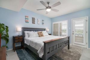 ein Schlafzimmer mit Bett und Deckenventilator in der Unterkunft Vela Villa in Lago Vista