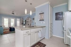 eine Küche mit weißen Schränken und einem weißen Kühlschrank in der Unterkunft Vela Villa in Lago Vista