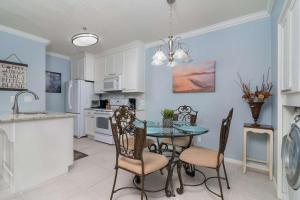 eine Küche und ein Esszimmer mit Tisch und Stühlen in der Unterkunft Vela Villa in Lago Vista + 26 Fotos