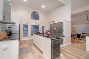 een keuken met witte kasten en een aanrechtblad bij Lake Travis Getaway on Hudson Bend in Austin