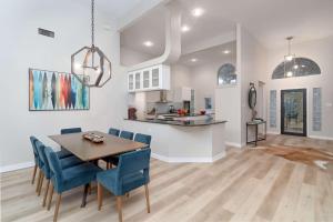 een keuken en eetkamer met een tafel en blauwe stoelen bij Lake Travis Getaway on Hudson Bend in Austin +39 foto's