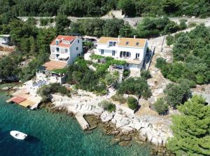 eine Luftansicht eines Hauses auf einer Insel im Wasser in der Unterkunft Sunset Apartments in Slano