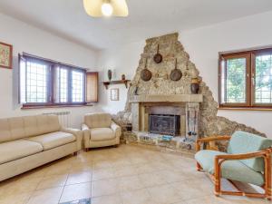 una sala de estar con una gran chimenea de piedra. en Belvilla by OYO Casa di Ciccio, en Motta Santa Lucia