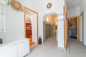 cocina con armarios blancos y espejo en Apartman Anđelina Old Town Cavtat, en Cavtat 17 fotos más