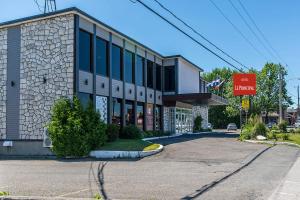 un bâtiment au coin d'une rue dans l'établissement Hôtel Le Principal, à Granby