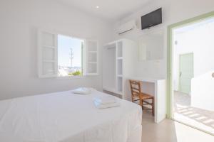 Ένα ή περισσότερα κρεβάτια σε δωμάτιο στο Lorenzo Studios and Suites Paros