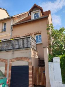 uma casa com um portão e uma varanda em Duplex de Léane em Honfleur