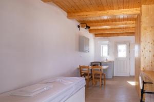 Ένα ή περισσότερα κρεβάτια σε δωμάτιο στο Lorenzo Studios and Suites Paros