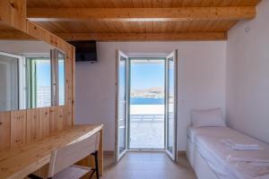 Ένα ή περισσότερα κρεβάτια σε δωμάτιο στο Lorenzo Studios and Suites Paros