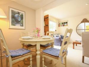 a dining room with a table and chairs at Kettle Cottage in Chipping Campden