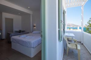 Ένα ή περισσότερα κρεβάτια σε δωμάτιο στο Lorenzo Studios and Suites Paros