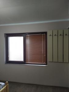 ein leeres Zimmer mit einem Fenster mit einem Blind in der Unterkunft ИВАНЕЛИ in Saparewa Banja