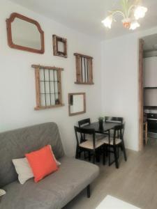 sala de estar con sofá y mesa en Apartamento en el Rastro, en Madrid