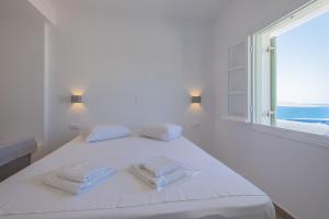 Ένα ή περισσότερα κρεβάτια σε δωμάτιο στο Lorenzo Studios and Suites Paros