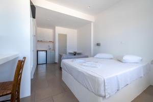 Ένα ή περισσότερα κρεβάτια σε δωμάτιο στο Lorenzo Studios and Suites Paros