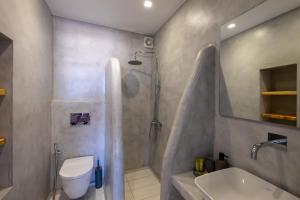 Ένα μπάνιο στο Lorenzo Studios and Suites Paros