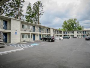 a building with cars parked in a parking lot at Motel 6 Tigard, Or - Portland Southwest in Tigard