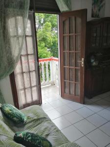 En balkon eller terrasse på Gite Belvédère Deshaies