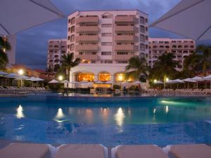 a large swimming pool in front of a hotel at HAB PTa B ÁREA DE VILLAS DENTRO DEL HOTEL Junto al Krystal EN IXTAPA WIFI 2A 1M Con playa in Ixtapa