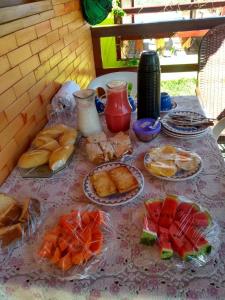 Chalés Serra Monte في مونتي داس جاميليراس: طاولة عليها حفنة من الطعام