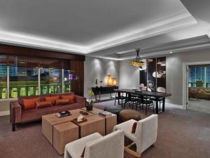 - un salon avec un canapé et une table dans l'établissement Caesars Palace Hotel & Casino, à Las Vegas
