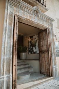 una entrada a un edificio con puerta de madera en El Golpe de Vista en San Miguel de Allende