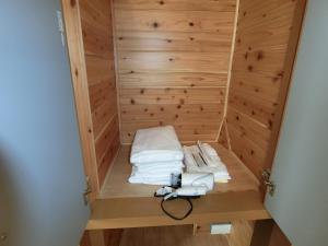 a room with a sauna with towels in it at Shirahama Meiji Villa in Shirahama
