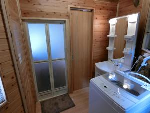 uma casa de banho com uma máquina de lavar roupa e um WC em Shirahama Meiji Villa em Shirahama