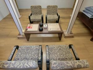 a living room with two chairs and a table at Shirahama Meiji Villa in Shirahama
