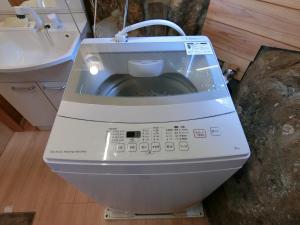 a washing machine sitting in a bathroom next to a sink at Shirahama Meiji Villa in Shirahama