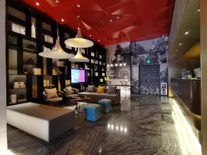 广州Paco Hotel BeiJing Road Metro Guangzhou-Free Shuttle Bus For Canton Fair的大厅里有沙发、椅子和桌子