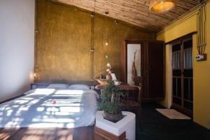 Un dormitorio con una cama grande y una maceta en Leranda Homestay, en Hue 91 fotos más