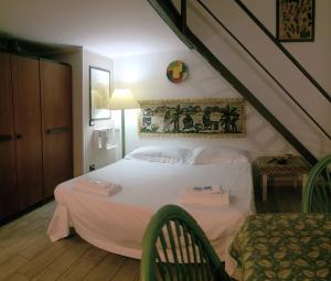 A bed or beds in a room at Maqueda Apartments