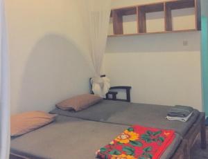 Rúm í herbergi á BK Homestay, Batukaras