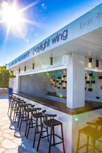 Reštaurácia alebo iné gastronomické zariadenie v ubytovaní Aeolos Resort