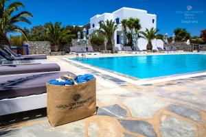 Bazén v ubytovaní Aeolos Resort alebo v jeho blízkosti