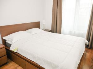 Un pat sau paturi într-o cameră la Clement Apartments