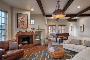 Гостиная зона в Zane Grey Pueblo Hotel