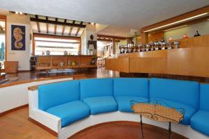 sala de estar con sofá azul y bar en Villa Ada - Happy Rentals, en Ansedonia