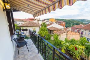 a balcony with a view of a city at Apartment Zdravets in Veliko Tŭrnovo