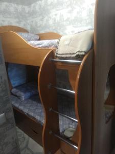 セルゲーエフカにあるАпартаменты у моря для 3-6 персонの二段ベッド2組が備わる客室です。