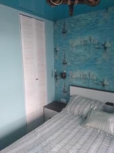 セルゲーエフカにあるАпартаменты у моря для 3-6 персонのベッドルーム1室(壁に絵画が描かれたベッド1台付)