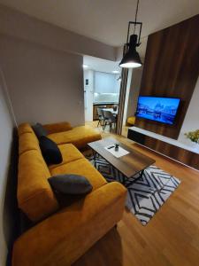 un soggiorno con divano e tavolo di Filip&Yana Apartment a Mavrovo