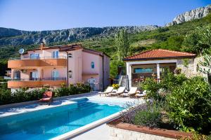 une villa avec une piscine et une maison dans l'établissement GREAT OFFER "VILLA BELLA VISTA-" heated pool, bbq, panoramic view near Split, à Klis