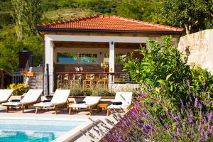 une piscine avec des chaises longues et une maison dans l'établissement GREAT OFFER "VILLA BELLA VISTA-" heated pool, bbq, panoramic view near Split, à Klis